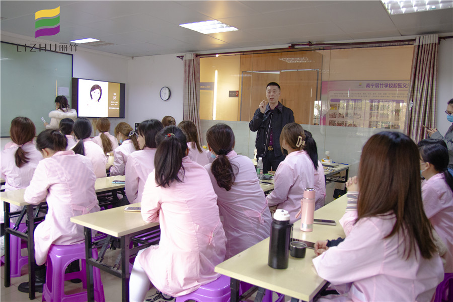 南寧哪家美容學(xué)校好就業(yè)？麗竹就邀請(qǐng)你參加美容就業(yè)宣講會(huì)