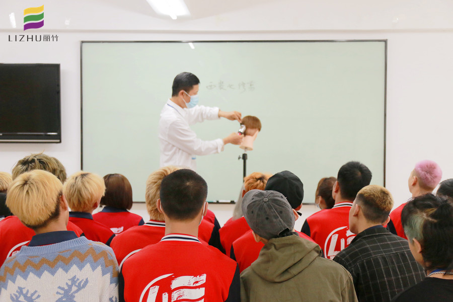 推剪的練習(xí)方法，廣西教美發(fā)基礎(chǔ)的學(xué)校分享