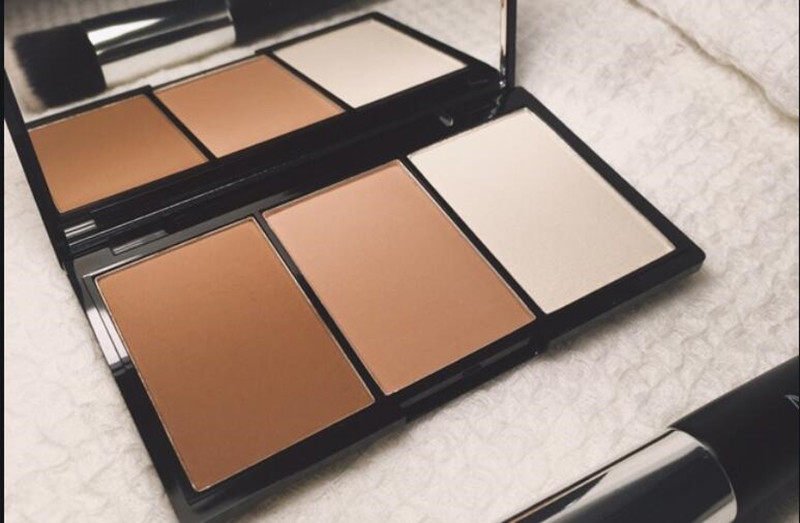 修容粉餅使用教程，廣西化妝基礎(chǔ)班教你