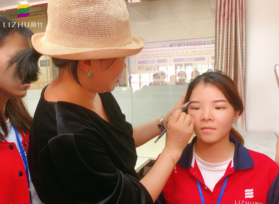 眉毛發(fā)癢怎么辦？廣西紋繡培訓哪里資質高