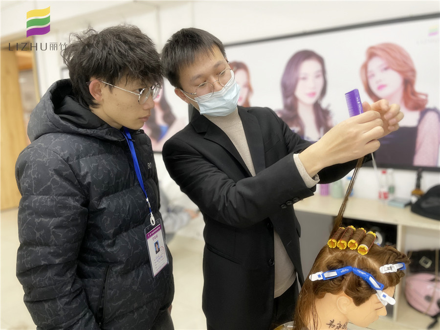 美發(fā)初學者如何練習上杠？廣西專業(yè)教燙染的學校教你