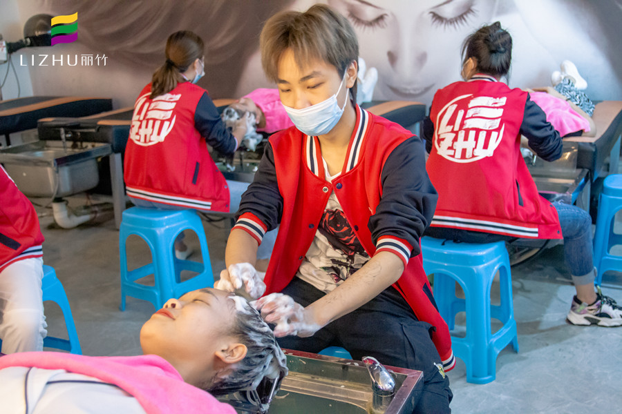 如何應(yīng)對頭發(fā)干枯毛躁？廣西美發(fā)護發(fā)技巧