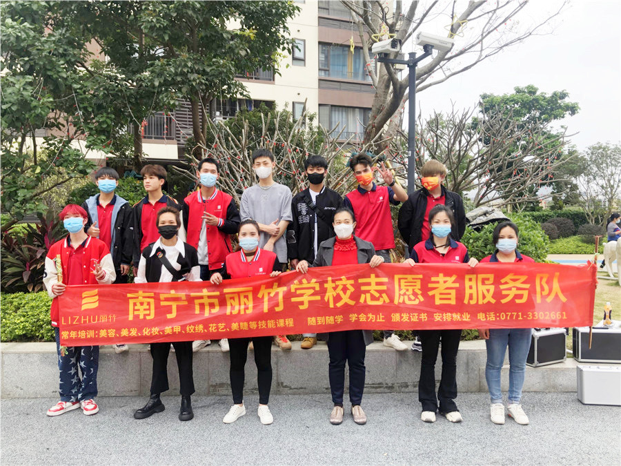 南寧美發(fā)學校小區(qū)理發(fā)，積極發(fā)揚“雷鋒精神”