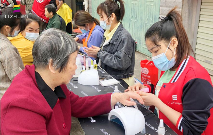 廣西美甲學校公益美甲進社區(qū)，居民連聲道謝與稱贊