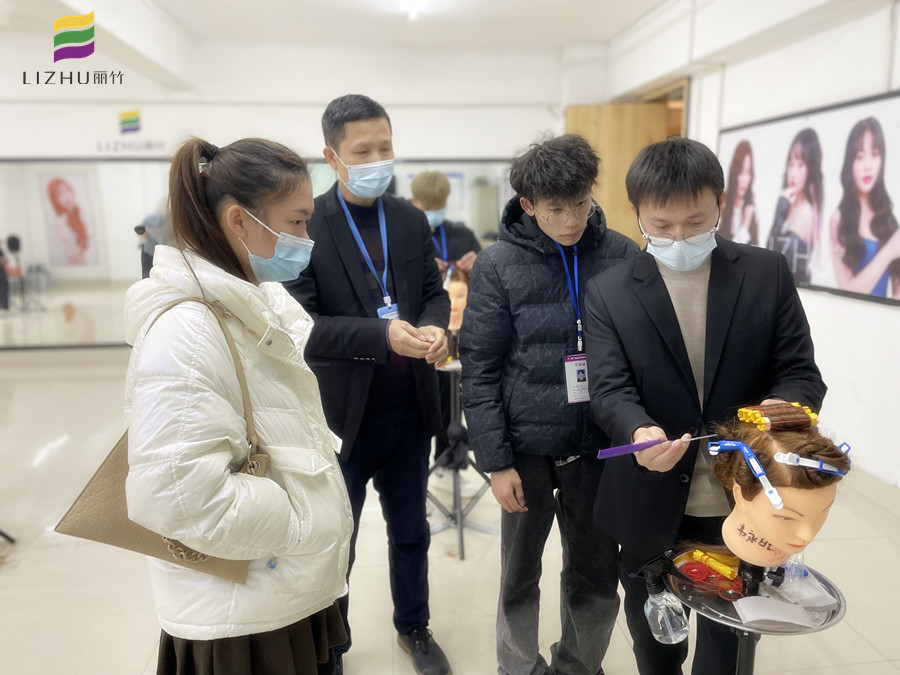  南寧教燙發(fā)：燙發(fā)時(shí)如何判斷發(fā)質(zhì)狀況？