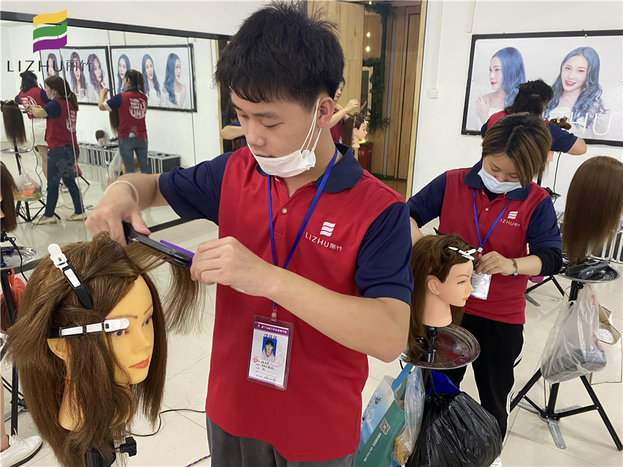 直板夾怎么用？廣西美發(fā)課堂學員為你講解