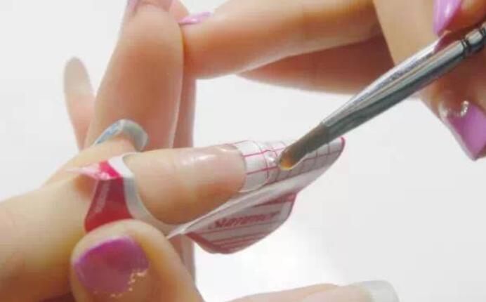 美甲延長膠怎么卸？南寧美甲理論知識必學課程