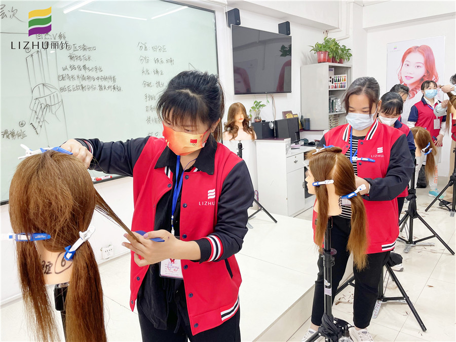 “自然V線”修剪，廣西美發(fā)學校十大名校課程