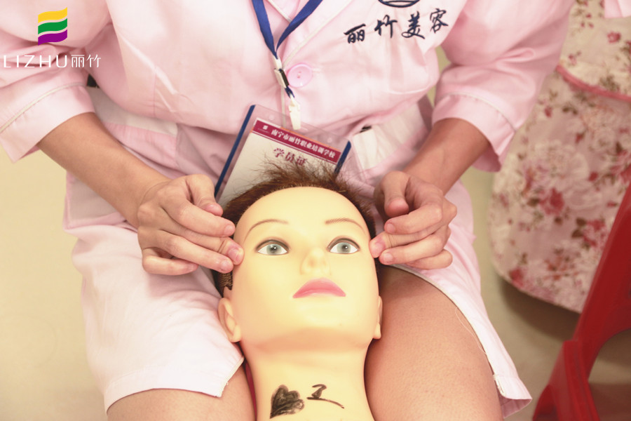 為什么學(xué)美容要練習(xí)假頭模？廣西認(rèn)可的美容學(xué)校告訴你
