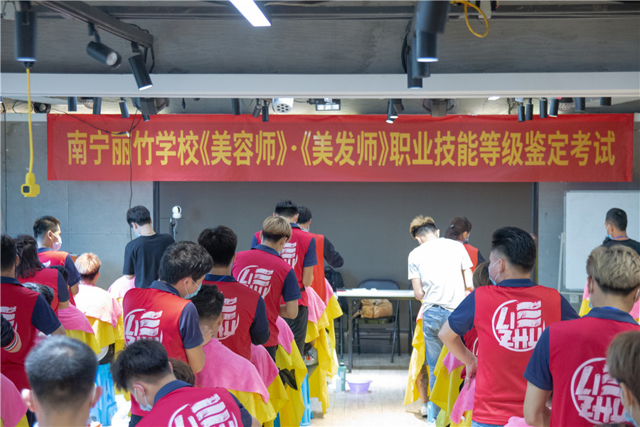 考職業(yè)資格證的學(xué)校推薦：麗竹學(xué)?？甲C班