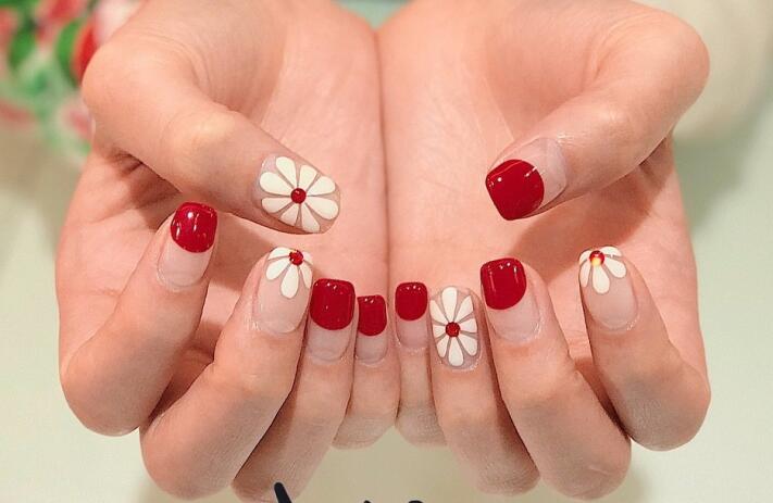 單色小雛菊美甲，簡約卻不簡單