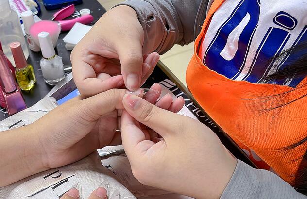 廣西哪里教美甲基礎？全貼甲片怎么貼？