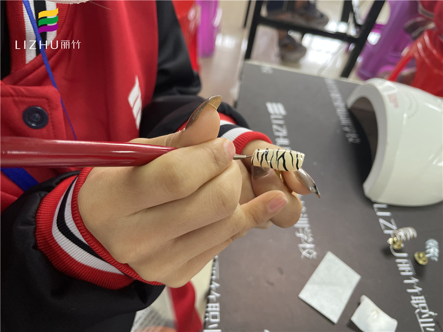 超簡(jiǎn)單斑馬紋美甲教程，南寧專(zhuān)業(yè)美甲培訓(xùn)學(xué)校教你