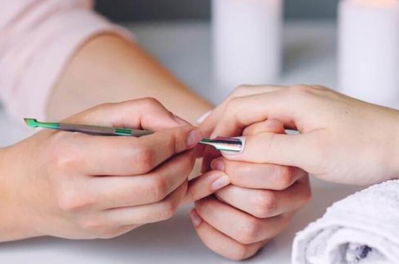 半貼甲片怎么卸？廣西專業(yè)美甲培訓(xùn)機(jī)構(gòu)教你