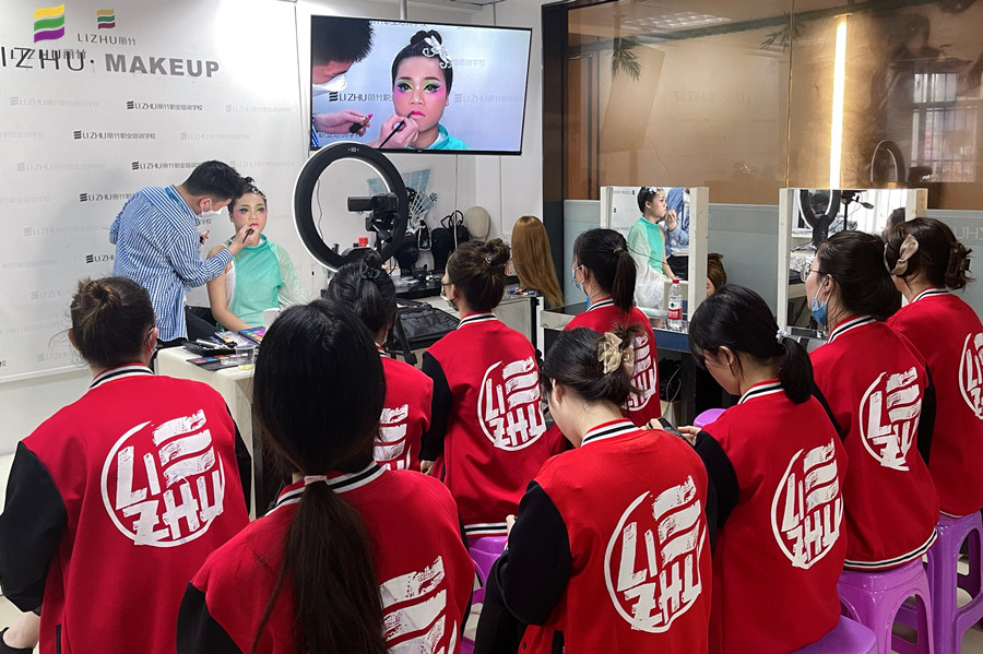 廣西彩妝學(xué)校舞臺(tái)妝欣賞，展現(xiàn)色彩夸張之美