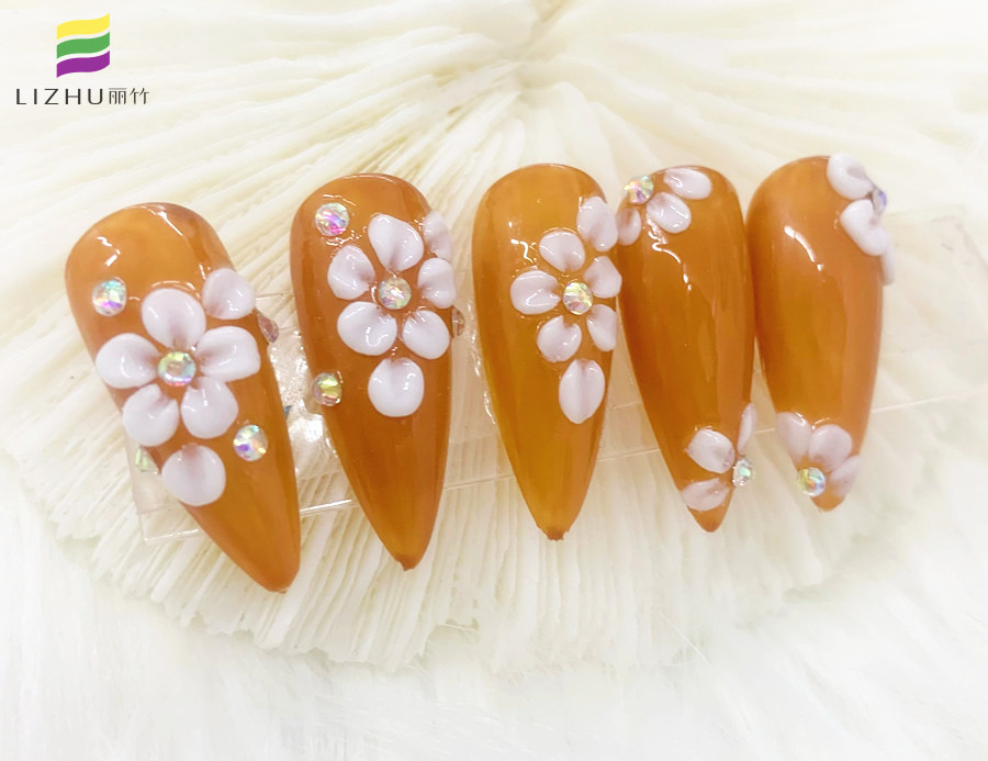 彩繪立體雕花美甲，南寧美甲培訓(xùn)專(zhuān)業(yè)學(xué)校作品