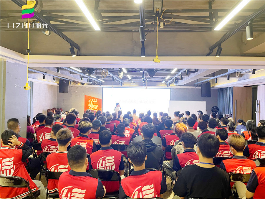 南寧美容美發(fā)學校開展“頭療養(yǎng)發(fā)護理課堂””