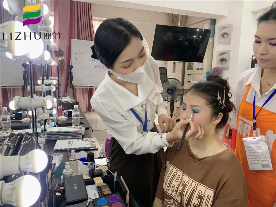 舞臺妝眼影怎么畫？南寧化妝培訓(xùn)眼妝教程