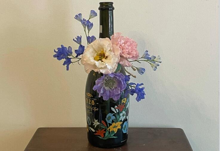 南寧哪里可以學(xué)花藝？先來(lái)看看酒瓶插花作品