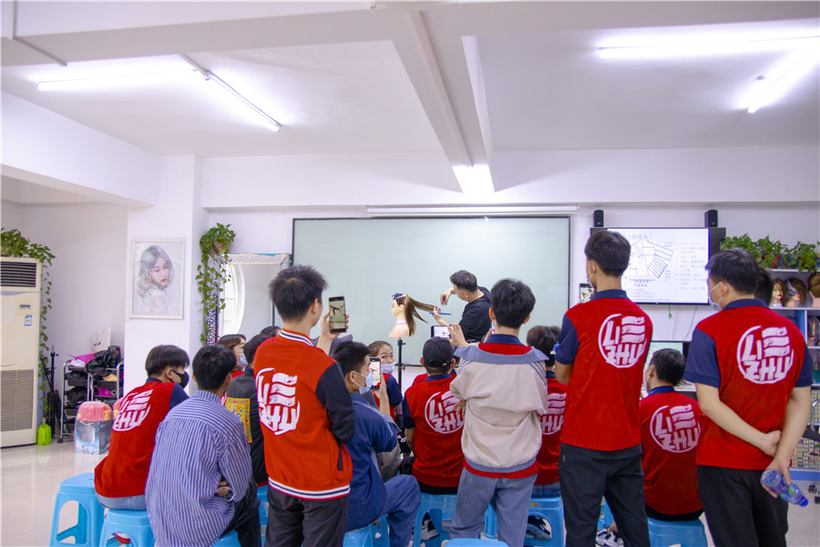 中長(zhǎng)發(fā)尾層次修剪，南寧理發(fā)培訓(xùn)學(xué)校演示手法
