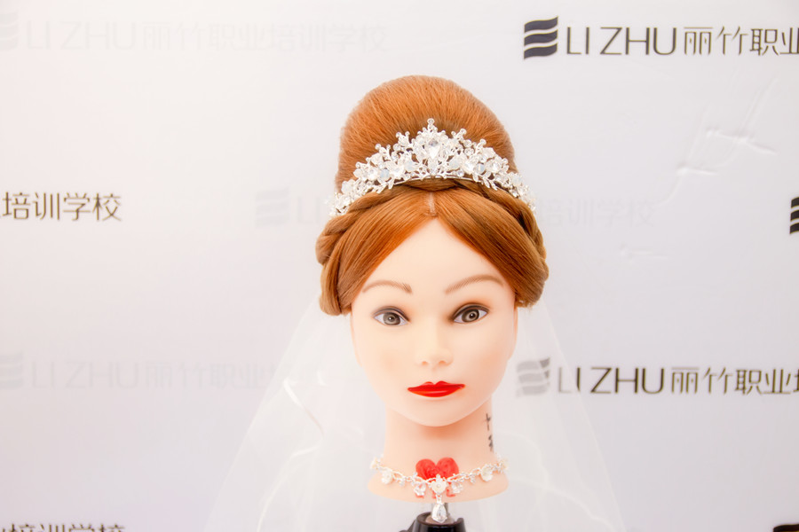“赫本包”的特點(diǎn)，南寧盤發(fā)培訓(xùn)學(xué)校幫你整理