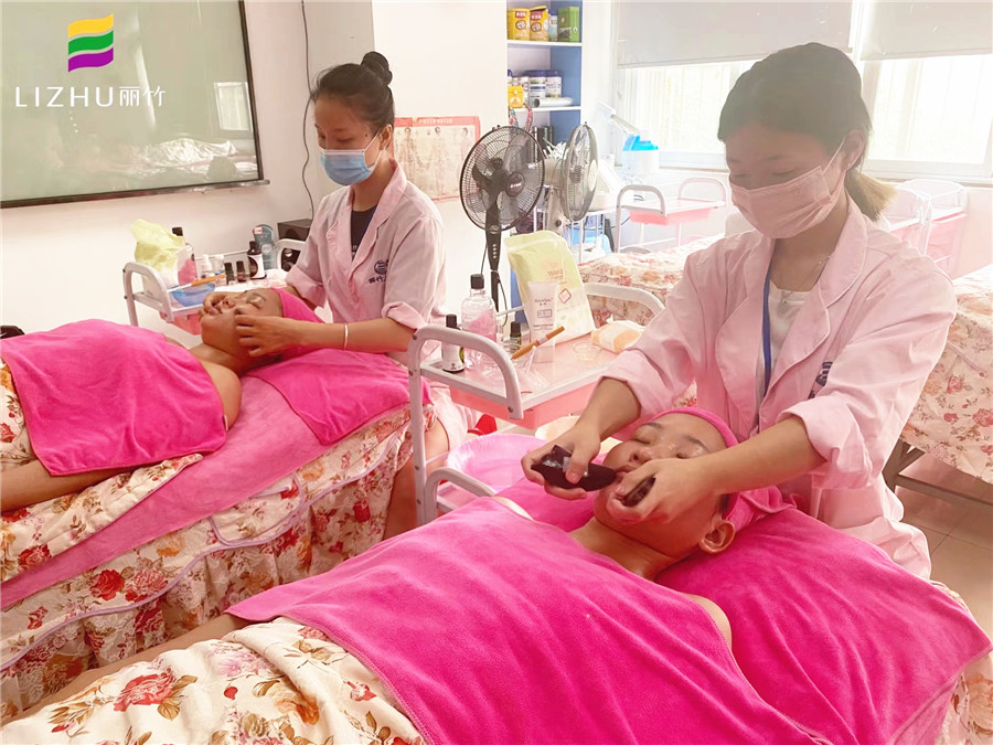 嘴周撥筋教程 ，南寧美容師培訓課程剖析