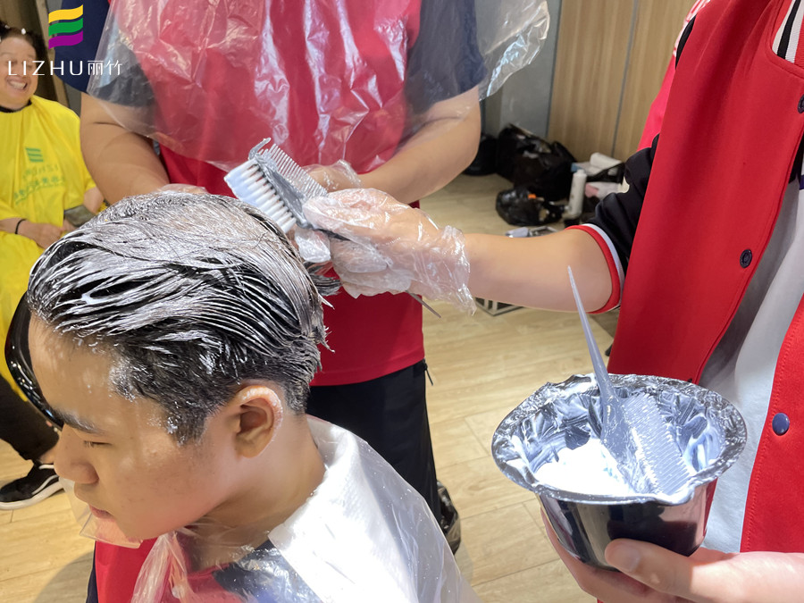 廣西美發(fā)燙染學校教你在家染發(fā)