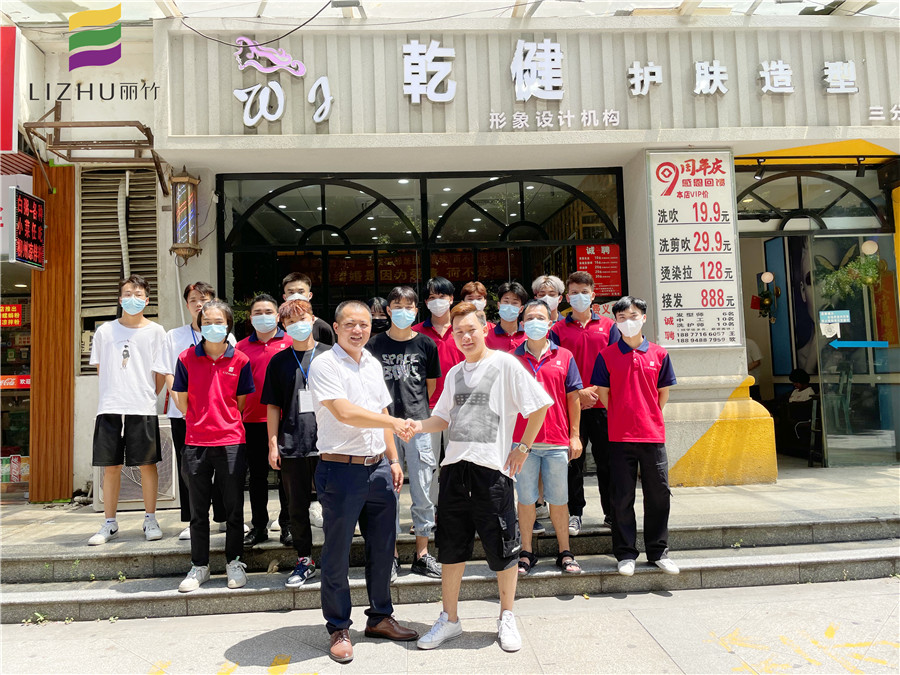 廣西美發(fā)學(xué)校組織學(xué)員就業(yè)到店觀摩