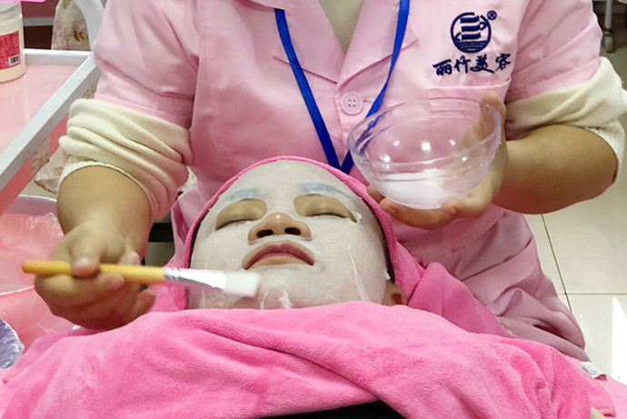 夏日敷水膜的次數(shù)越多越好嗎？南寧美容學(xué)校老師這么說