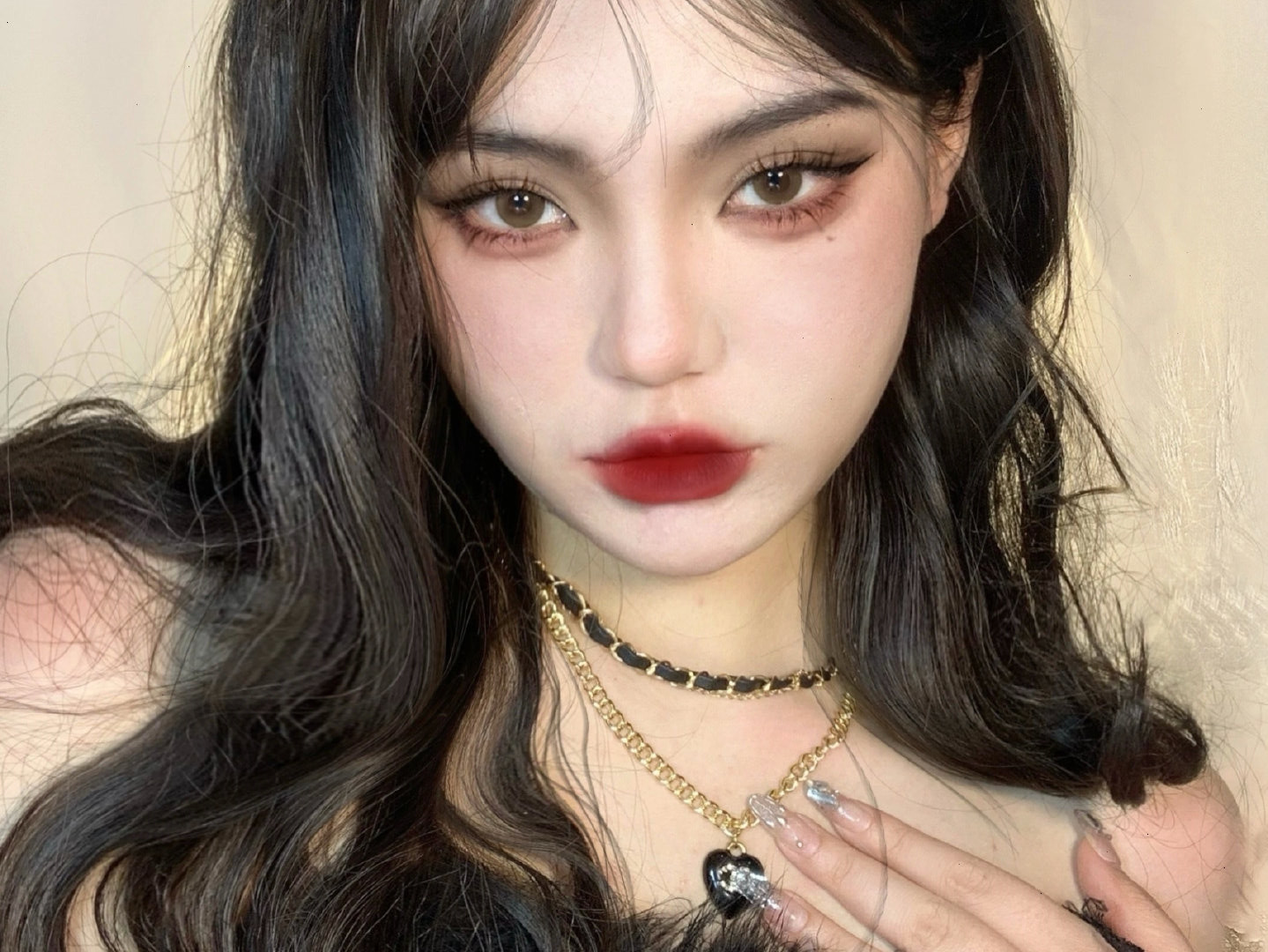 雪地玫瑰妝教程，南寧化妝職業(yè)培訓(xùn)學(xué)校分享