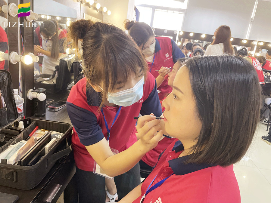 如何區(qū)分冷白皮和暖白皮？廣西美妝彩妝學(xué)校授課開(kāi)講