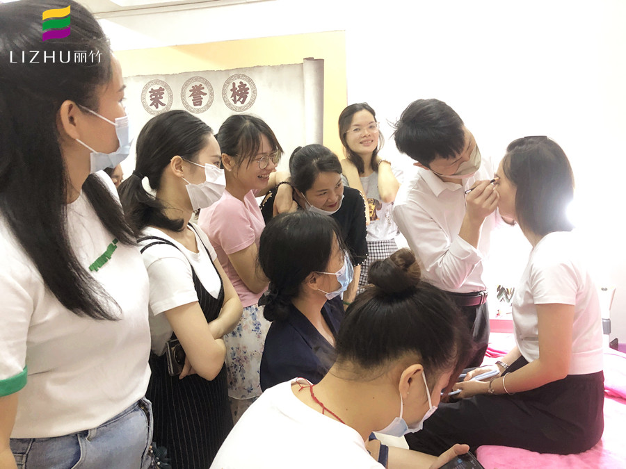 紋眉后怎么修眉才好看？南寧眉眼唇培訓(xùn)學(xué)校教你