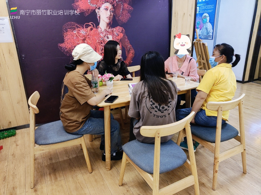 忙！忙！忙！麗竹學(xué)校人氣火爆的招生大廳