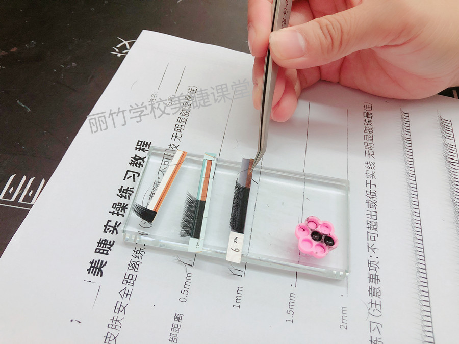 紙上嫁接睫毛，南寧美甲美睫學校學員練習