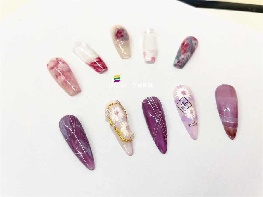 手黑做美甲如何選擇顏色？南寧美甲時尚培訓教你