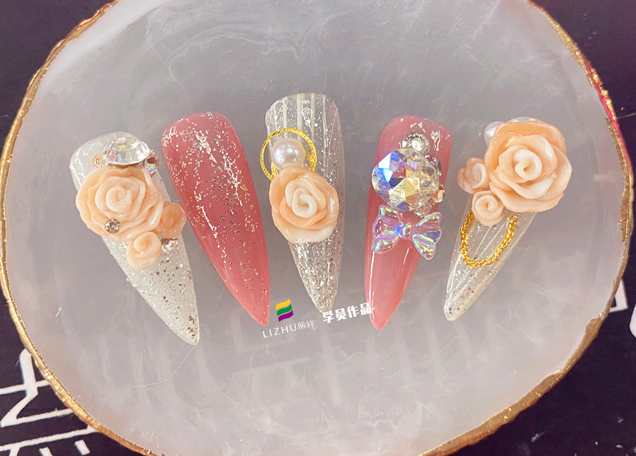 玫瑰雕花美甲作品，告訴你廣西美甲學(xué)校哪家好？