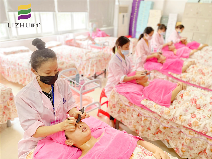 牛角刮痧板面部刮痧，廣西美容面部護理實操