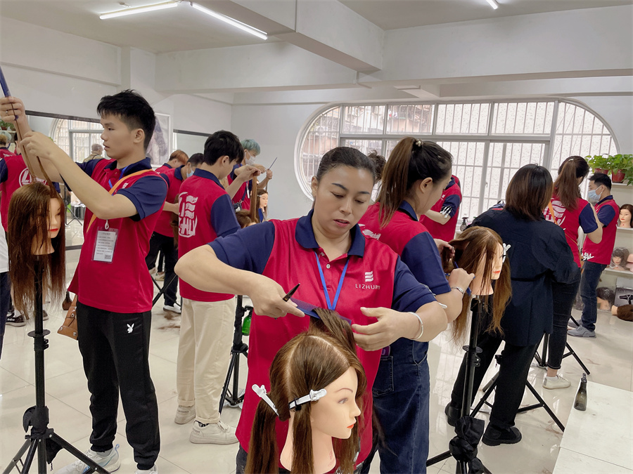 頭發(fā)打薄的技巧，廣西學(xué)理發(fā)剪發(fā)