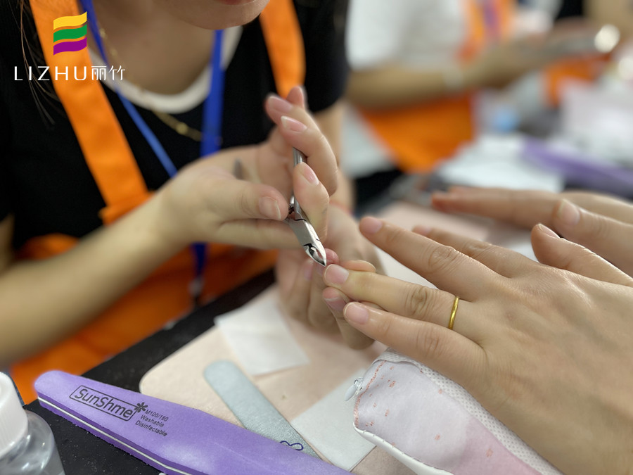 指甲剪太短疼怎么辦？廣西美甲正規(guī)學(xué)校告訴你