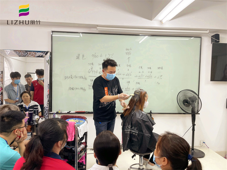 染膏怎么才能涂均勻？廣西染發(fā)培訓(xùn)學(xué)?，F(xiàn)場示范