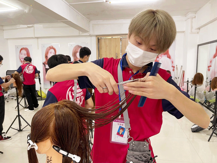 如何給長發(fā)分層？南寧理發(fā)剪發(fā)學(xué)校教你