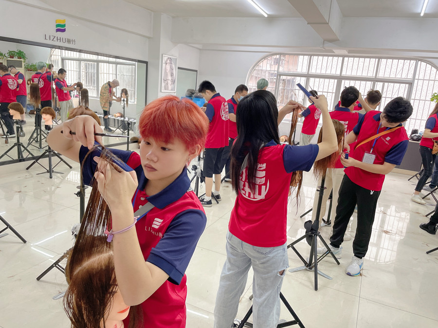 你適合剪齊劉海嗎？南寧剪發(fā)職業(yè)學(xué)校為你詳解