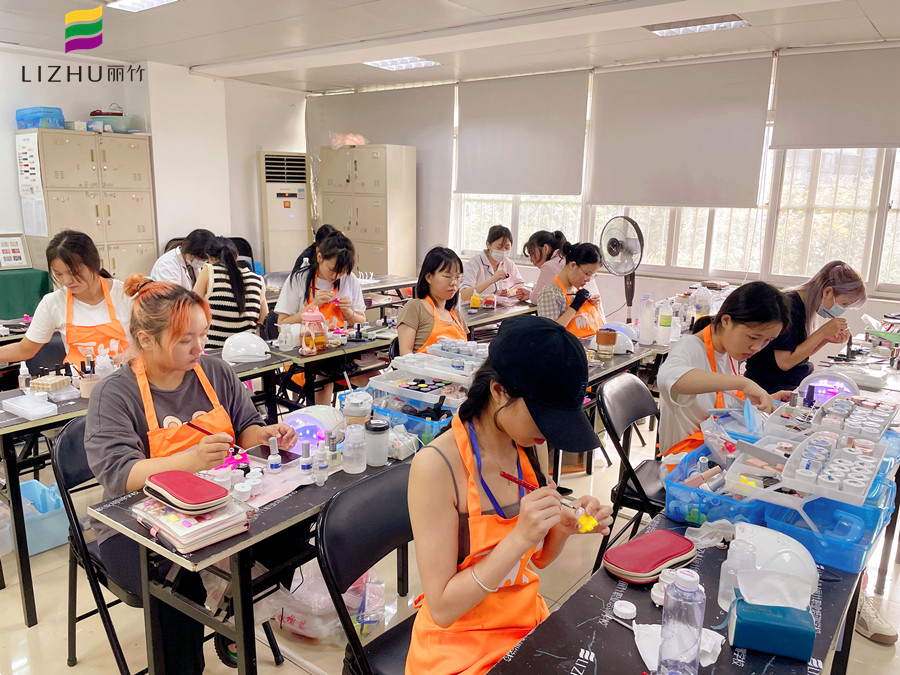 冬天做指甲為什么會裂？廣西南寧美甲學校分享原因