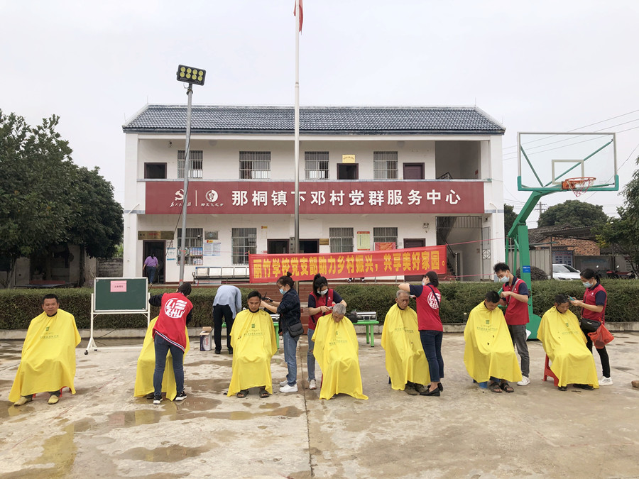 南寧美發(fā)培訓(xùn)學(xué)?！叭锣l(xiāng)”活動，群眾連連稱贊