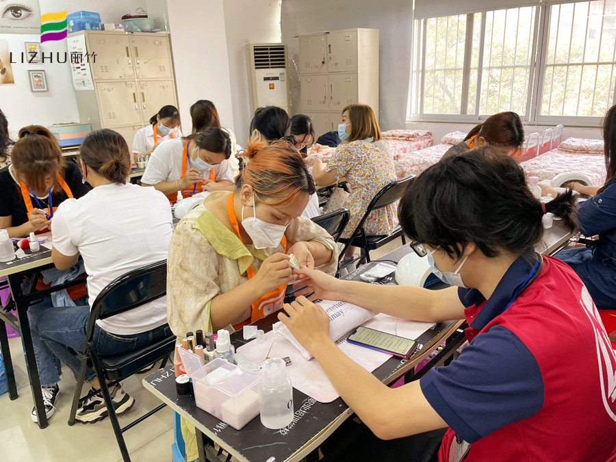 指甲油拉絲了怎么辦？廣西基礎美甲課件講解