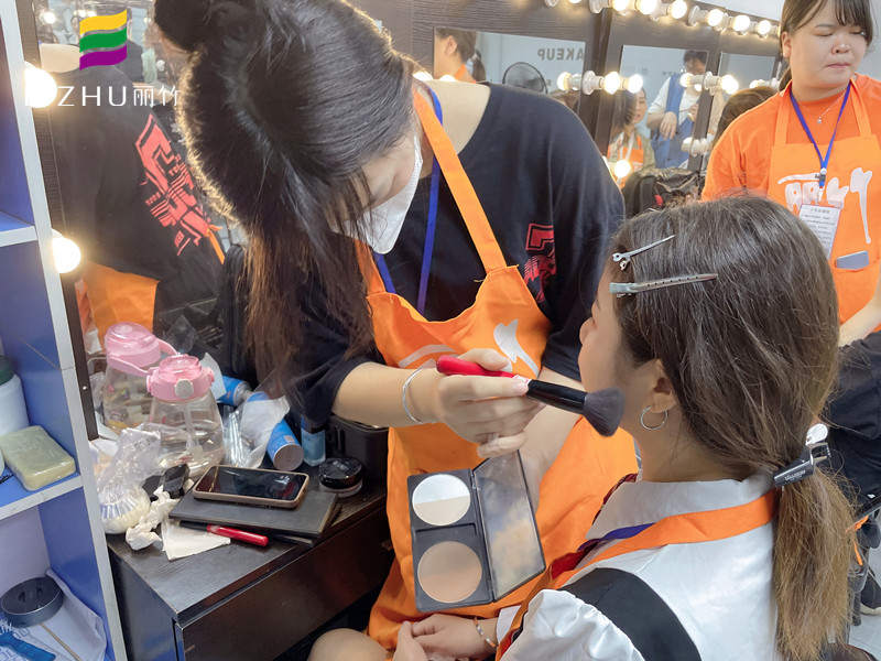 廣西美妝基礎(chǔ)課程--卡粉是什么原因引起的