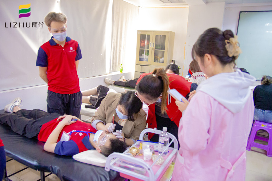 紋繡師在紋眉時(shí)如何收費(fèi)？南寧紋眉培訓(xùn)學(xué)校幫你分析