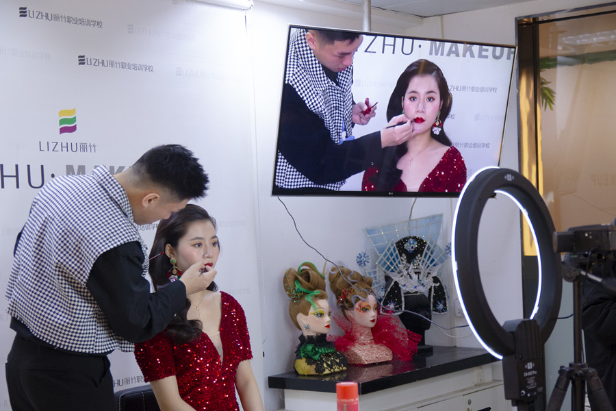 如何正確化底妝？廣西學(xué)化妝基礎(chǔ)告訴你