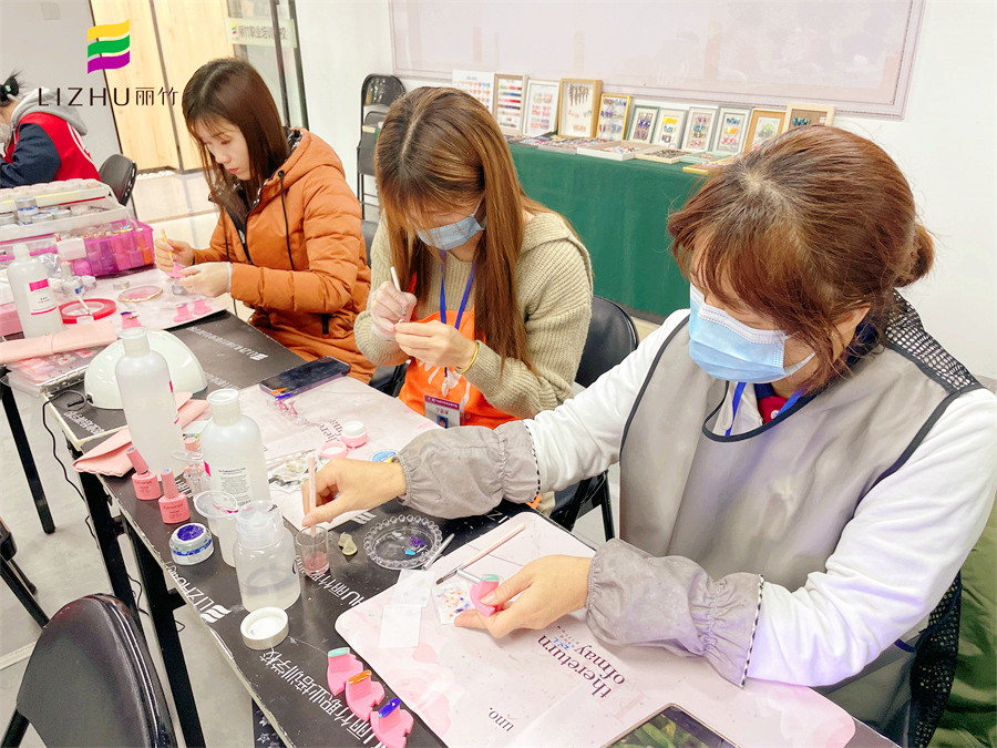 學(xué)美甲有年齡限制嗎？南寧專業(yè)美甲師培訓(xùn)學(xué)校告訴你