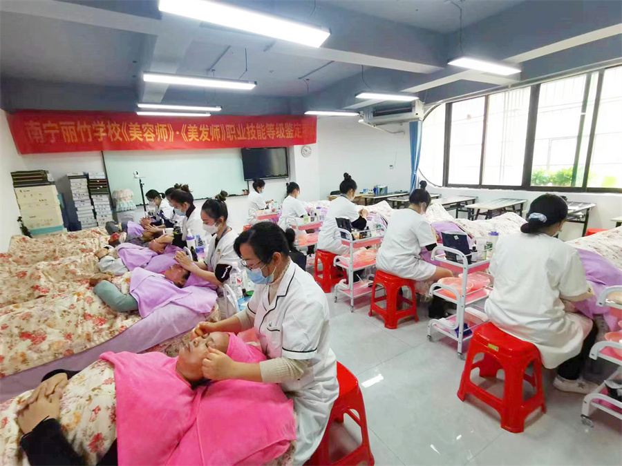 全員通過！廣西南寧美容師美發(fā)師考證班